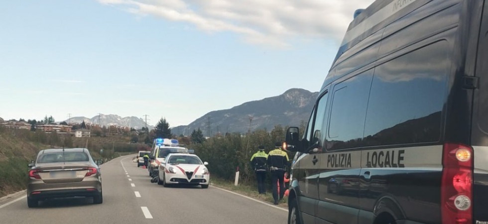 Investito dal furgone viene sbalzato a terra e cade nel fossato: un giovane trasportato in codice rosso all’ospedale